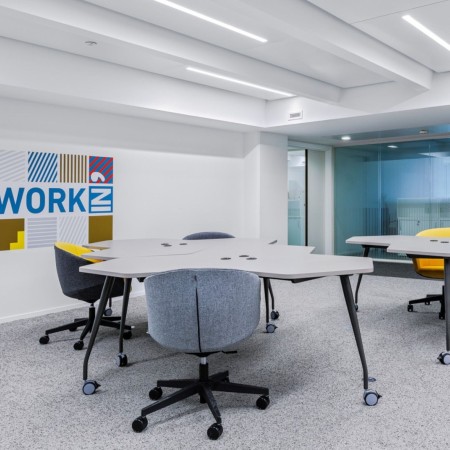 Chaises Oxco avec assise enveloppante et roulettes design pour salles de conférence suisses