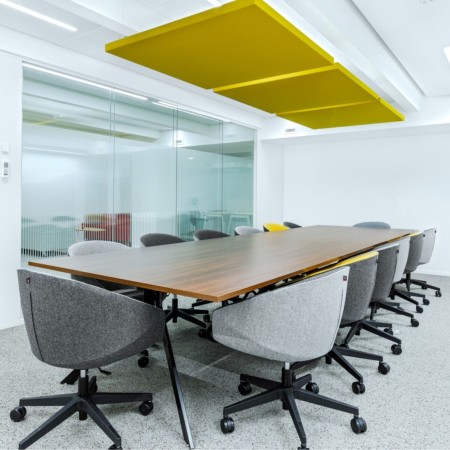 Salle de réunion valaisanne avec chaises Oxco avec roulettes pour des conférences efficaces et confortables