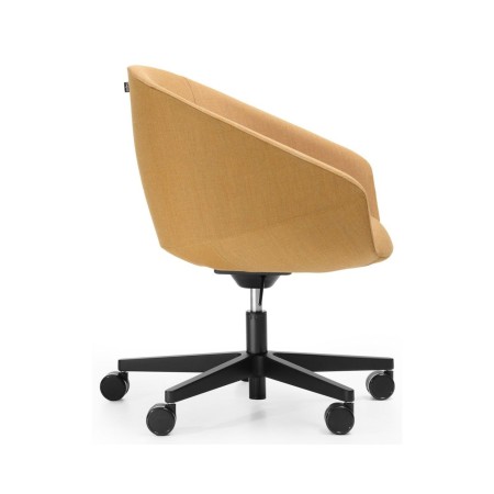 Vue de profil de la chaise Oxco avec assise confort et pieds roulettes 5 branches noir en aluminium pour bureaux et salles