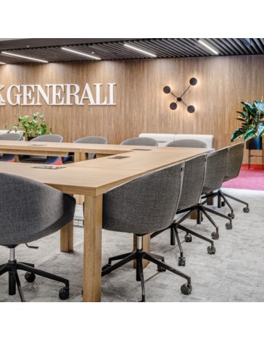 Salle de réunion suisse avec chaises en tissu gris et roulettes 5 branches avec roulettes - mobilité et confort