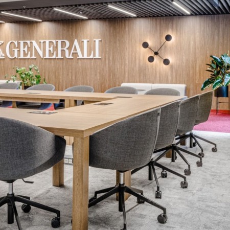 Salle de réunion suisse avec chaises en tissu gris et roulettes 5 branches avec roulettes - mobilité et confort