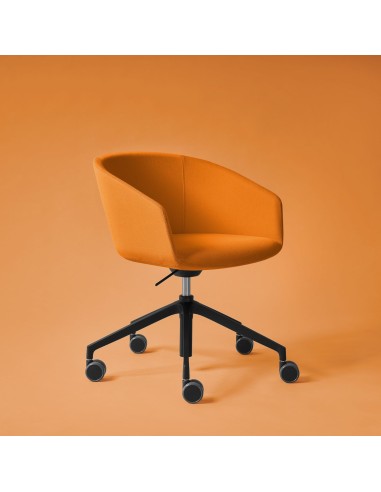 Ambiance moderne orange avec le siège de travail Oxco small pour espaces professionnels