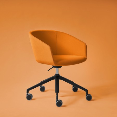 Ambiance moderne orange avec le siège de travail Oxco small pour espaces professionnels