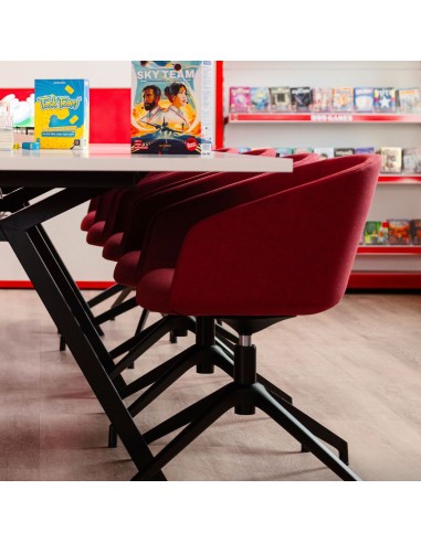 Chaise de réunion pivotante design à piétement 4 branches en salle de conférence suisse