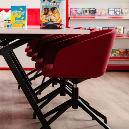 Chaise de réunion pivotante design à piétement 4 branches en salle de conférence suisse