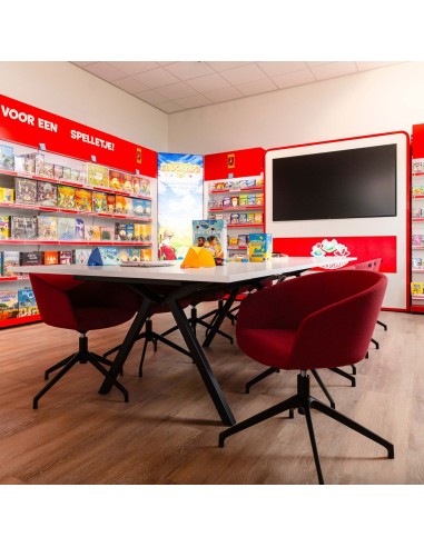 Salle de réunion informelle à Martigny avec chaises rouges design pieds en branche et assise confort