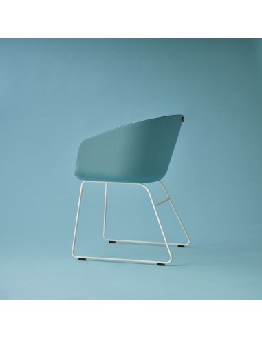 Ambiance design bleue avec la chaise Oxco pour réunion et espaces d'accueil pieds luge