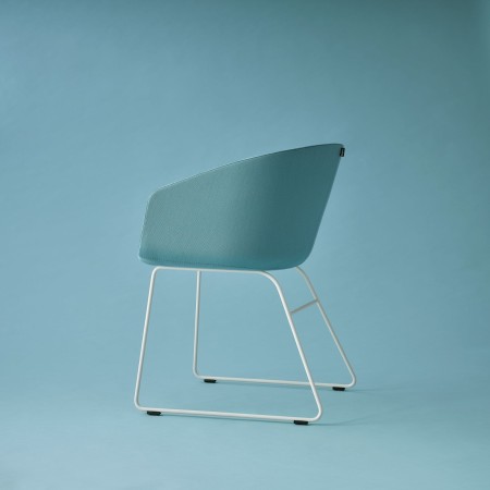 Ambiance design bleue avec la chaise Oxco pour réunion et espaces d'accueil pieds luge