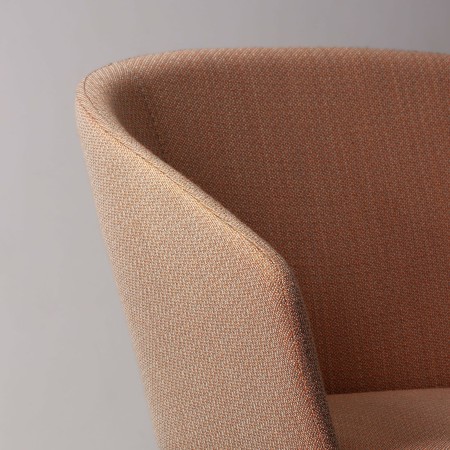 Accoudoirs intégrés de la chaise saumon Oxco avec pieds luge