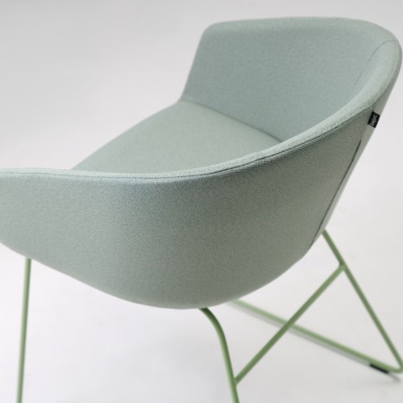 Vue de haut de la chaise lounge compacte Oxco avec pieds en luge