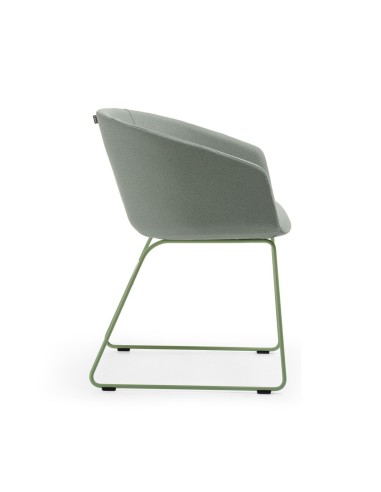 Vue de profil de la chaise grise Oxco small avec piètement luge pour salle de réunion design