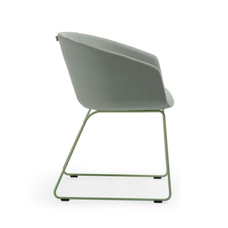 Vue de profil de la chaise grise Oxco small avec piètement luge pour salle de réunion design