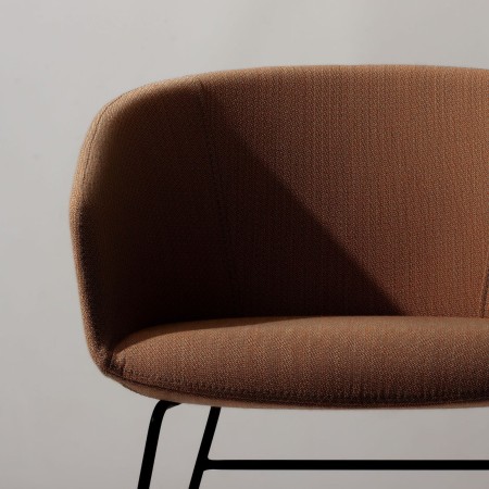 Zoom sur l'assise compacte et confortable de la chaise de conférence Oxco small