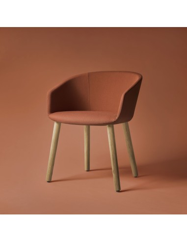 Ambiance moderne rouge avec la chaise design Oxco small dossier court et pieds en bois
