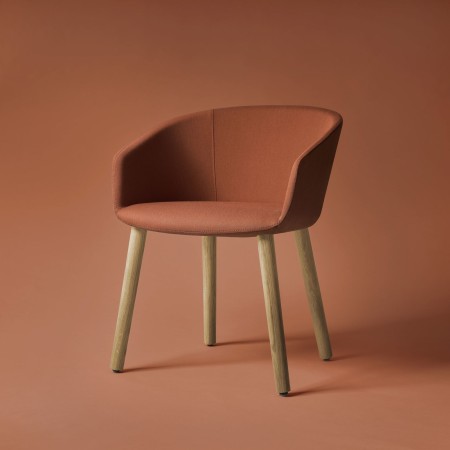 Ambiance moderne rouge avec la chaise design Oxco small dossier court et pieds en bois