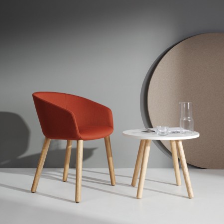 Salle d'accueil avec chaise design Oxco assise rouge confortable pour espaces pros