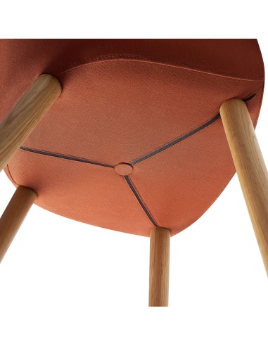 Vue de dessous de la chaise Oxco small avec pieds en bois massif