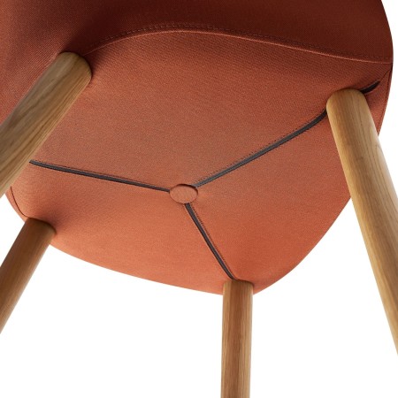 Vue de dessous de la chaise Oxco small avec pieds en bois massif
