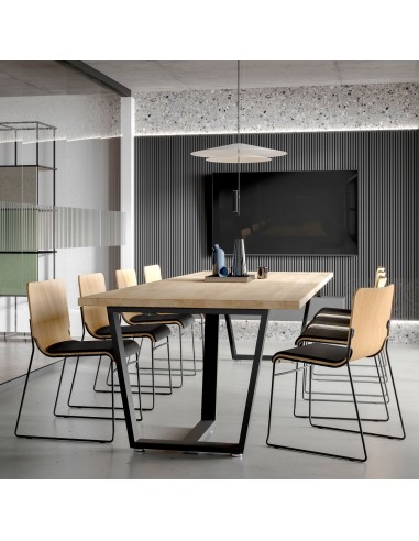 Salle de réunion à Neuchâtel avec chaises en bois et pieds luge en métal ambiance scandinave