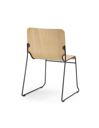 Vue de dos de la chaise scandinave Wei avec pieds luge et assise en bois pour réunions et conférences