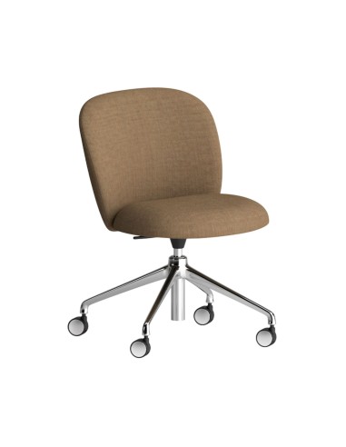 Chaise Volta pivotante sur roulettes avec piètement en métal chromé et assise tapissée beige clair, vue en perspective – Volta