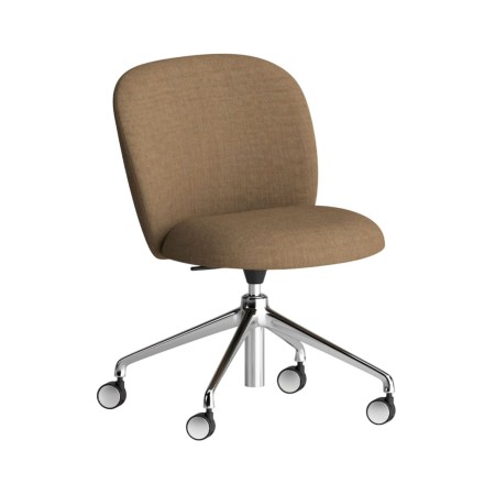 Chaise Volta pivotante sur roulettes avec piètement en métal chromé et assise tapissée beige clair, vue en perspective – Volta