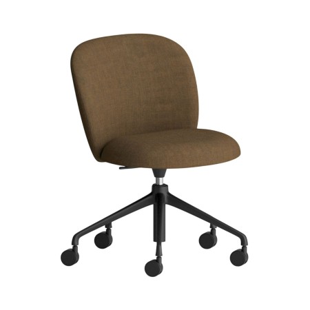Version brun chaleureux de la chaise Volta, avec assise et dossier rembourrés, montée sur un piètement noir à roulettes – Volta