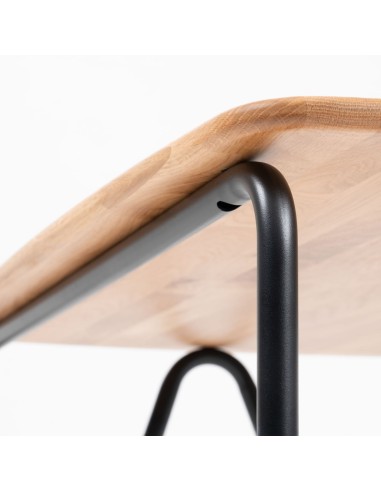 Table basse intégrée dans un intérieur lumineux - Clip