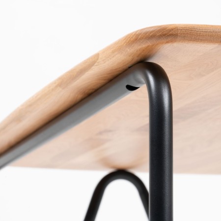 Table basse intégrée dans un intérieur lumineux - Clip