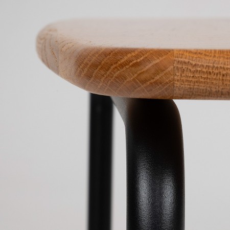 Gros plan sur piètement métal de la table basse - Clip