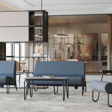 Table basse en situation dans salon élégant - Clip