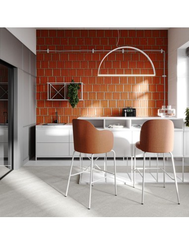 Chaise de bar confortable Flos avec accoudoirs en salle de pause d'entreprise