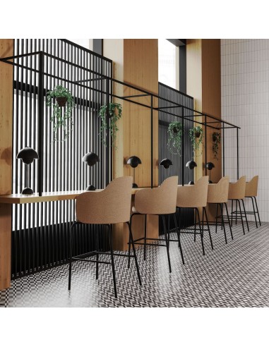 Salle de travail collectif avec tables haute hauteur bar avec chaises Flos confortables en cuir