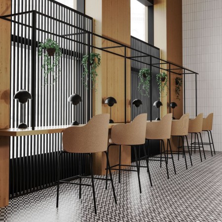 Salle de travail collectif avec tables haute hauteur bar avec chaises Flos confortables en cuir