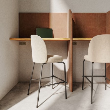 Espace de travail coworking avec bureaux hauts et chaises confortables Flos avec assise en tissu rembourré