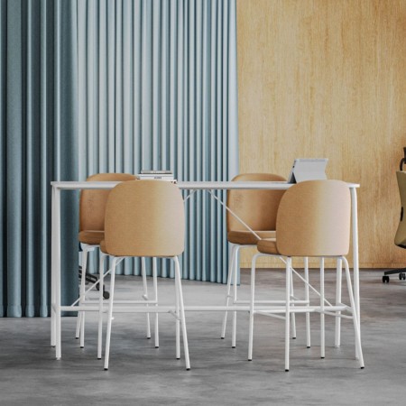 Salle de pause en entreprise avec chaises hautes jaunes Flos pieds métal peint