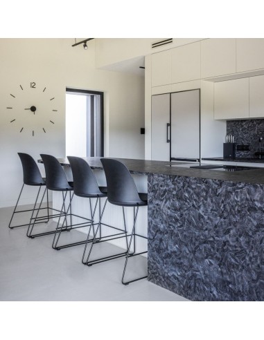 Salle de pause d'entreprise valaisanne avec chaises Haali hautes assise en plastique et pieds luge