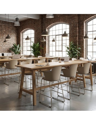 Salle de coworking avec chaises hautes Haali pieds luge en métal avec accoudoirs beige