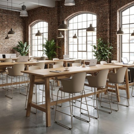 Salle de coworking avec chaises hautes Haali pieds luge en métal avec accoudoirs beige