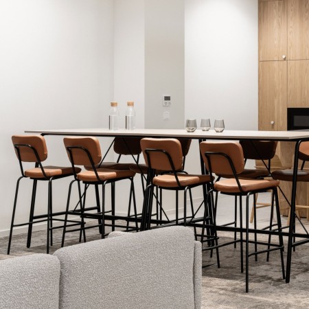 Chaise haute élégante pour espaces contemporains suisses Epocc rembourré