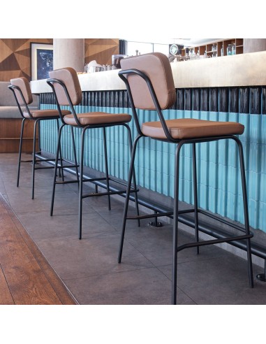 esthétique sobre et équilibrée à un bar avec chaises Epocc confortables hautes