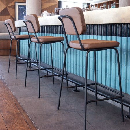 esthétique sobre et équilibrée à un bar avec chaises Epocc confortables hautes