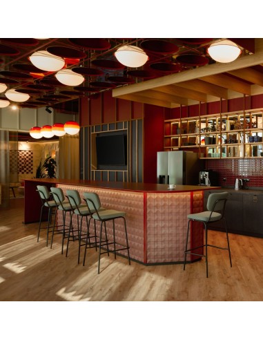 tabouret haut au design intemporel et fonctionnel Epocc à un bar