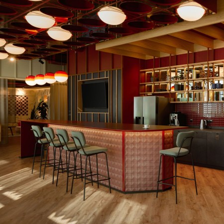 tabouret haut au design intemporel et fonctionnel Epocc à un bar