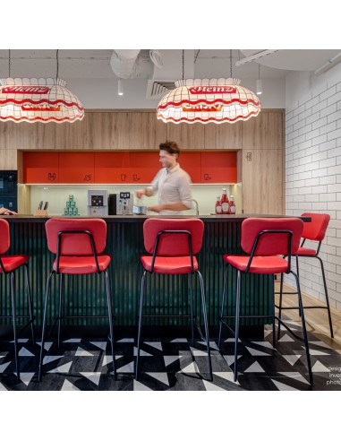 Usage polyvalent de la chaise rouge Epocc confort pour tables hautes