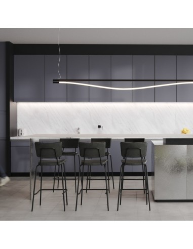 Comptoir de cuisine avec chaises Epocc hautes rembourrées avec structure fine en métal