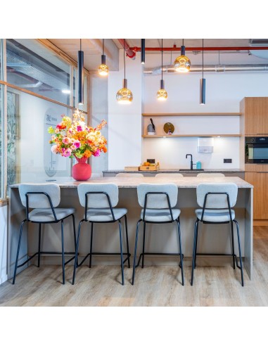Îlot de cuisine avec des chaises hautes rembourrées Epocc ambiance moderne