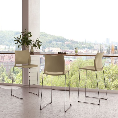 Chaise Haute Fendo avec pieds en métal luge pour office et espaces de restauration en Suisse