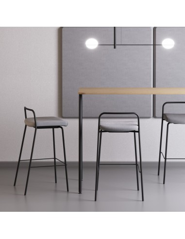Salle de convivialité moderne en entreprise avec chaises hautes design Momo minimalistes noires et grises
