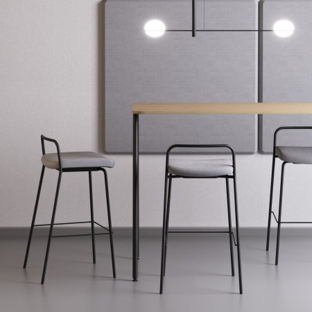 Salle de convivialité moderne en entreprise avec chaises hautes design Momo minimalistes noires et grises
